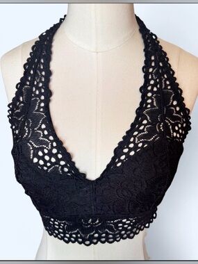 Aerie black lace lace halter bralette floral and fishnet look size medium